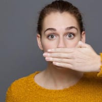 鼻毛が長い…すくすく伸びる原因って何?。誤った処理にはリスクあり!?